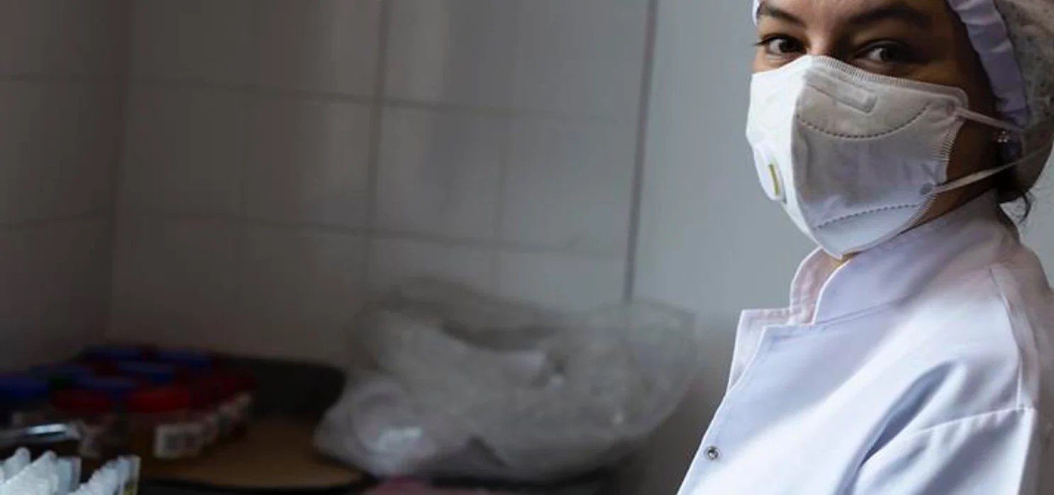 health worker wearing a mask in the lab