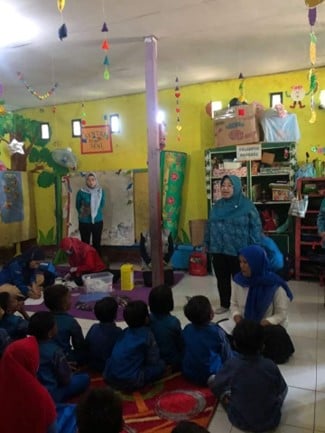 Head of Nunukan PKK speaking in a Posyandu meeting.